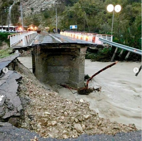 Обрушение моста в Сочи. Фото www.instagram.com/cataclysms_of_the_world