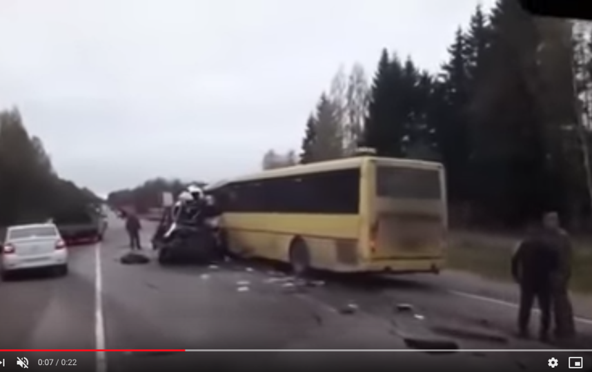 В Сети появилось первое видео с места страшного ДТП в Тверской области