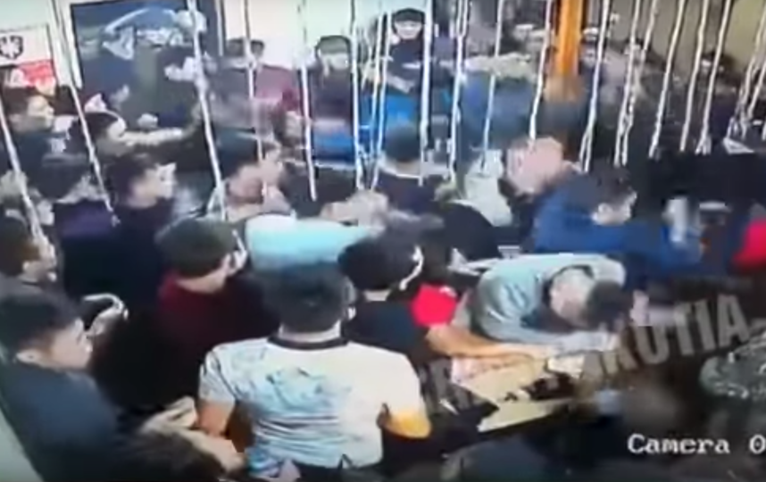 В Сети появилось видео массовой драки в ночном клубе в Якутии