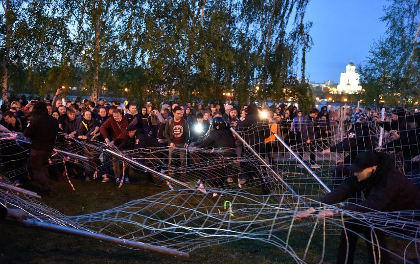 Ранее в Екатеринбурге убрали забор в сквере, где предполагалось строительство храма. Фото AFP