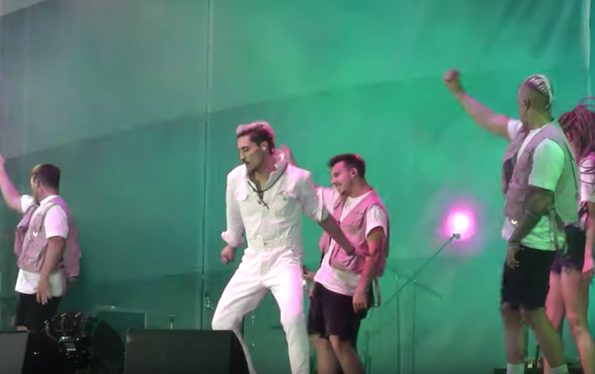 Дима Билан на концерте в Самаре. Фото скриншот youtube.com/watch?v=lBvzXJeTzlY