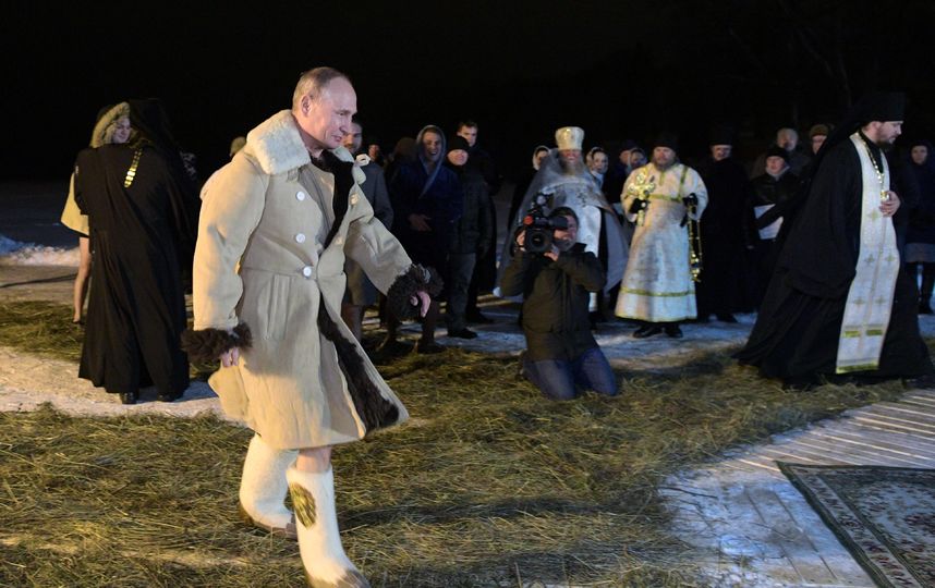 Владимир Путин поучаствовал в крещенских купаниях. Фото AFP