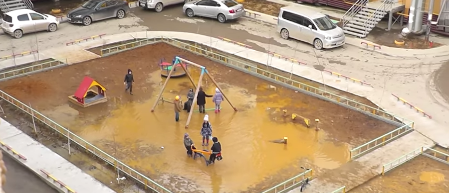 Детская площадка в Якутске. Фото скриншот YouTube с канала Ксей Бакин