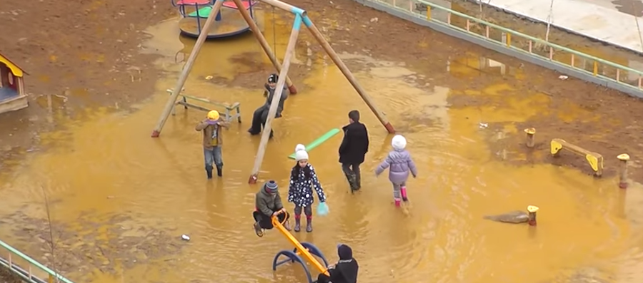 Видео с детьми, играющими в огромной луже с грязью в Якутске, набирает популярность в Сети