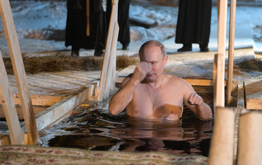 Владимир Путин поучаствовал в крещенских купаниях. Фото AFP
