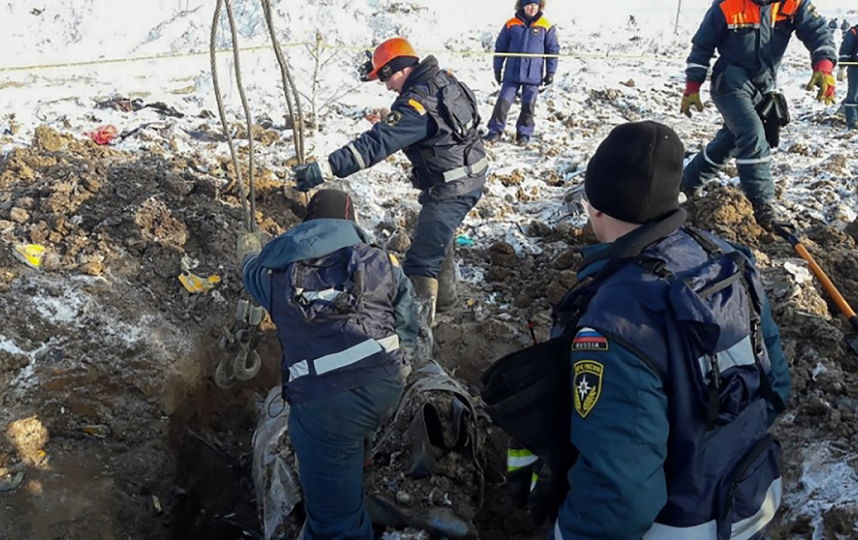 71 человек, включая 6 членов экипажа самолёта, летевшего из Москвы в Орск, погиб при падении лайнера в Подмосковье. Фото AFP