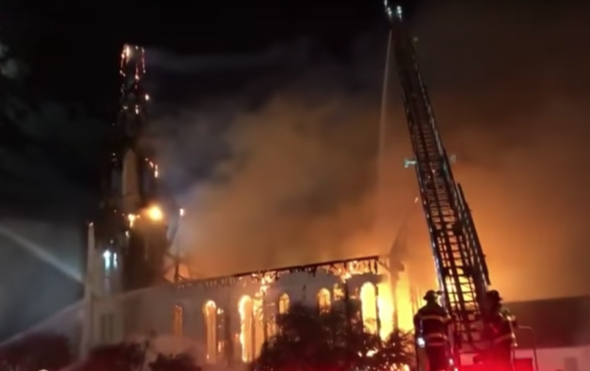Полыхающая церковь в Массачусетсе. Фото Скриншот, Скриншот Youtube