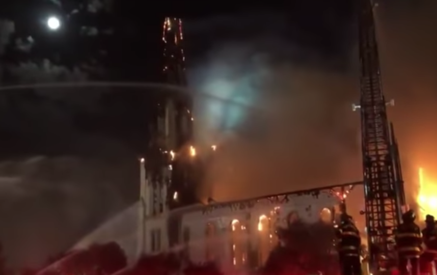 Полыхающая церковь в Массачусетсе. Фото Скриншот, Скриншот Youtube