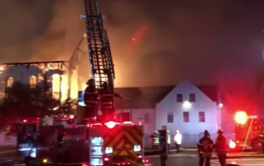 Полыхающая церковь в Массачусетсе. Фото Скриншот, Скриншот Youtube