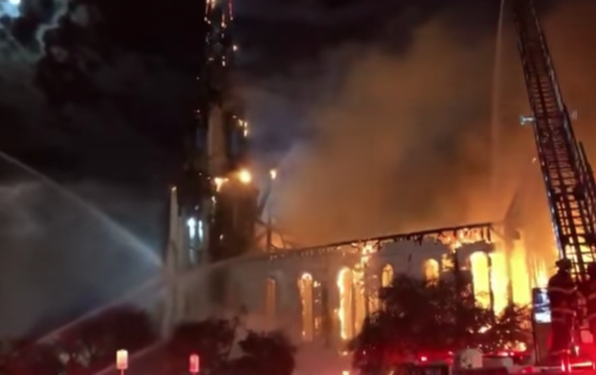 150-летнюю церковь охватило огнём после удара молнии