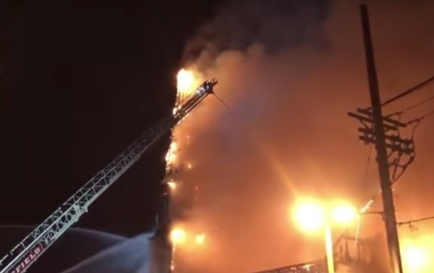 Полыхающая церковь в Массачусетсе. Фото Скриншот, Скриншот Youtube