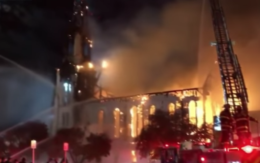 Полыхающая церковь в Массачусетсе. Фото Скриншот, Скриншот Youtube