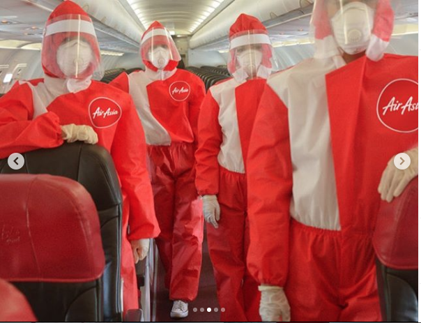 Air Asia одела стюардесс в защитные костюмы