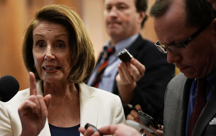 Тема мигрантов близка и самой Нэнси, её мать родилась в Италии. У самой женщины пятеро детей и уже 8 внуков. Фото AFP