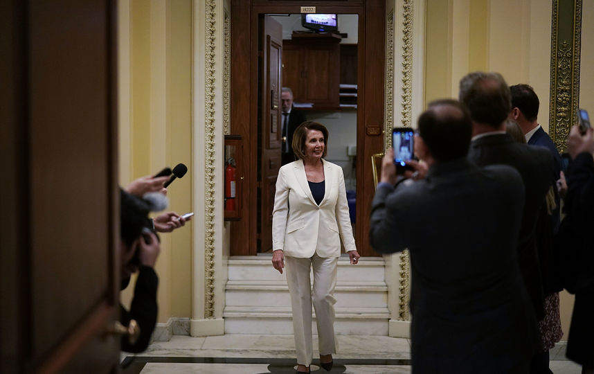 Тема мигрантов близка и самой Нэнси, её мать родилась в Италии. У самой женщины пятеро детей и уже 8 внуков. Фото AFP