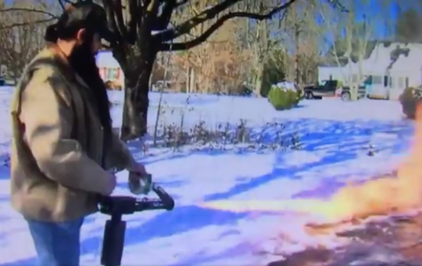 Американец почистил дорожку перед домом от снега при помощи огнемёта – видео