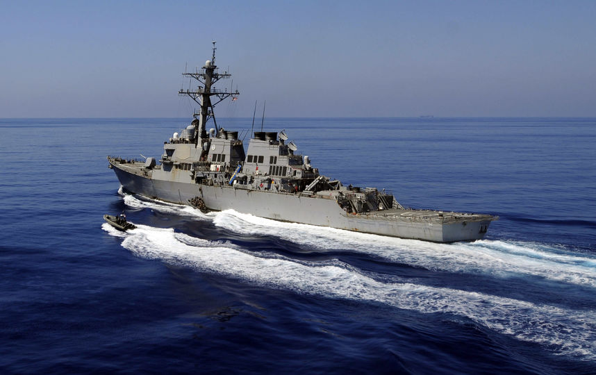 Американский эсминец привёл вооружение в готовность при встрече с иранским катером