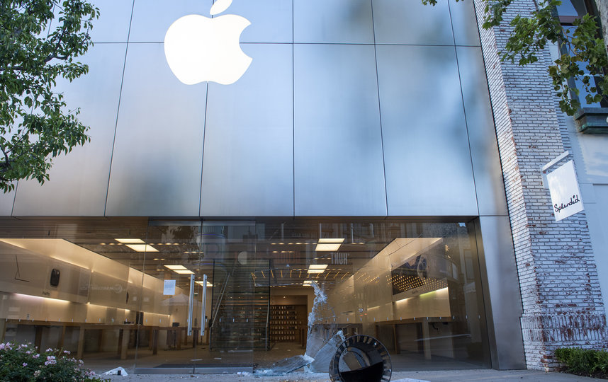 Магазин Apple в Лос-Анджелесе после нападения мародёров. Фото AFP