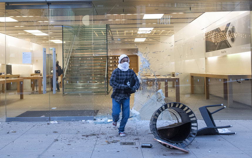 Нападение мародёров на магазин Apple в Лос-Анджелесе. Фото AFP