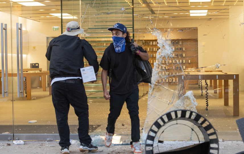 Нападение мародёров на магазин Apple в Лос-Анджелесе. Фото AFP