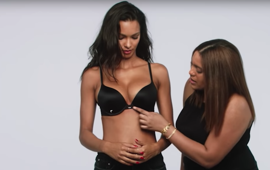 Моделям Victoria's Secret подбирают бюстгалтер. Фото Скриншот Youtube