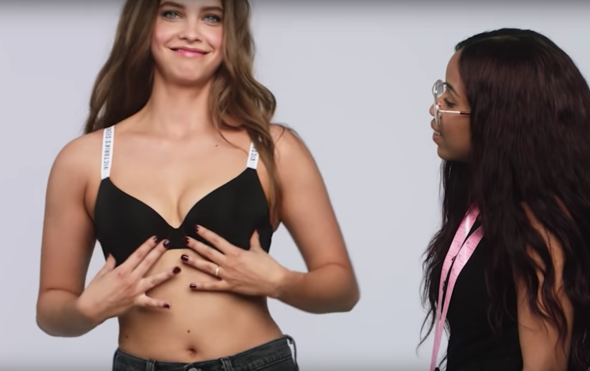 Моделям Victoria's Secret подбирают бюстгалтер. Фото Скриншот Youtube