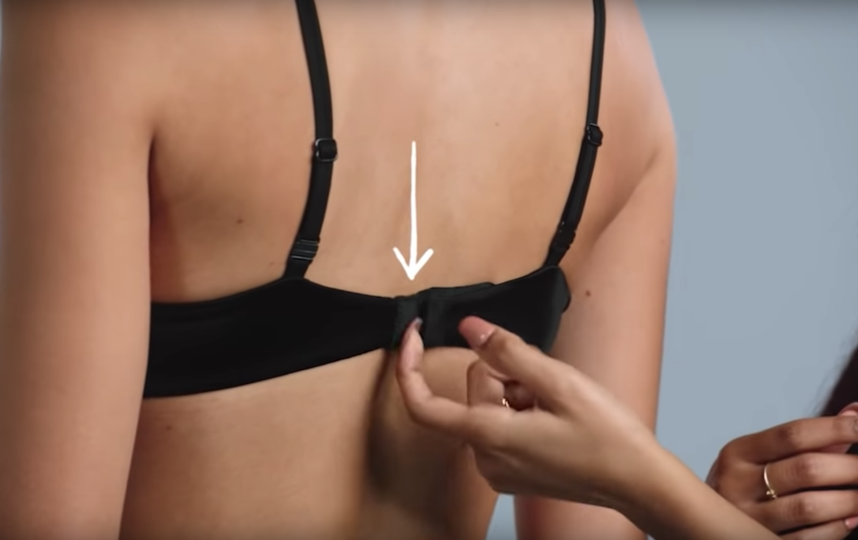 Моделям Victoria's Secret подбирают бюстгалтер. Фото Скриншот Youtube