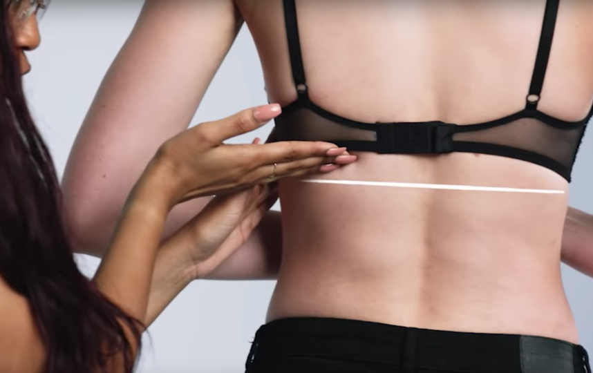 Моделям Victoria's Secret подбирают бюстгалтер. Фото Скриншот Youtube