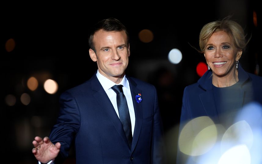 Эммануэль Макрон с супругой Бриджит. Фото AFP