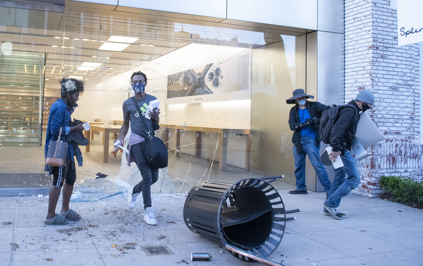Нападение мародёров на магазин Apple в Лос-Анджелесе. Фото AFP
