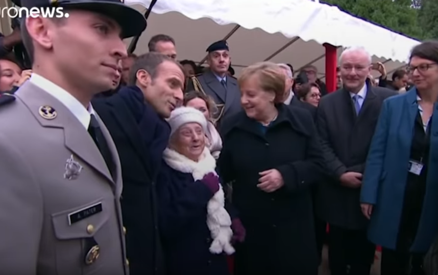 101-летняя француженка с президентом Франции и канцлером Германии. Скриншот https://www.youtube.com/watch?v=HnqSNPvBPP4. Фото Скриншот Youtube