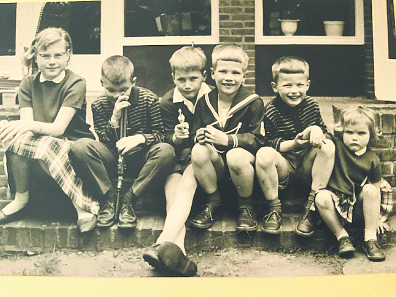 В детстве Аннетт (справа) проводила много времени со своими кузенами и старшей сестрой Эвелин, впоследствии ставшей политиком и дипломатом. Фото предоставила Annette Herfkens, "Metro"