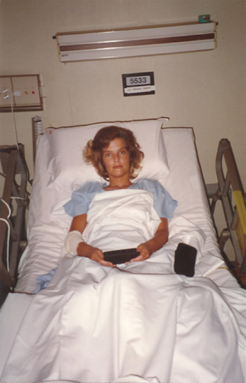 Аннетт Херфкенс в больнице Сингапура – ей пришлось перенести немало операций там, а позже и в Голландии. Фото предоставила Annette Herfkens, "Metro"