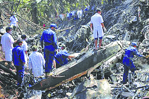 На место авиакатастрофы самолёта Як-40 пришли сотни вьетнамцев. Фото предоставила Annette Herfkens, "Metro"