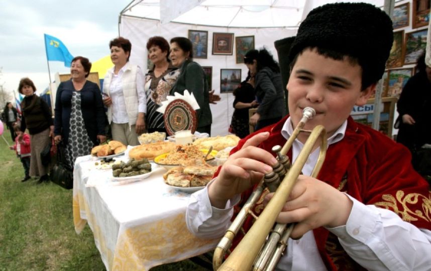 В Крыму приготовили чебурек рекордных размеров