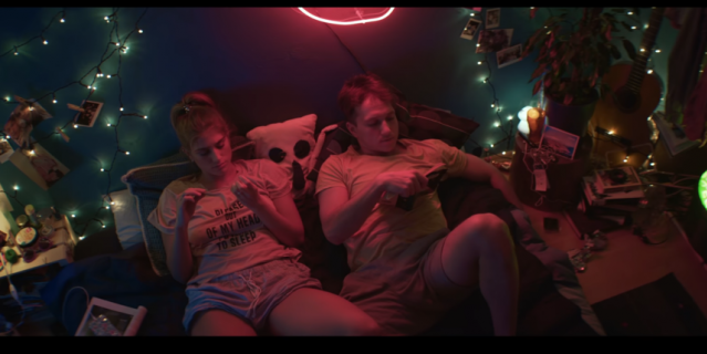 Кадр из сериала "В постели".