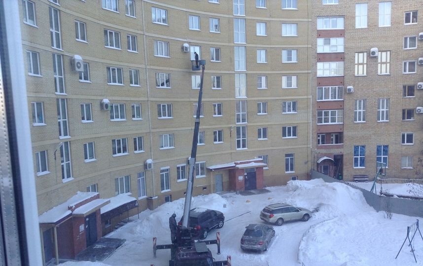 В Омске мужчина вручил живущей на пятом этаже девушке цветы с подъёмника
