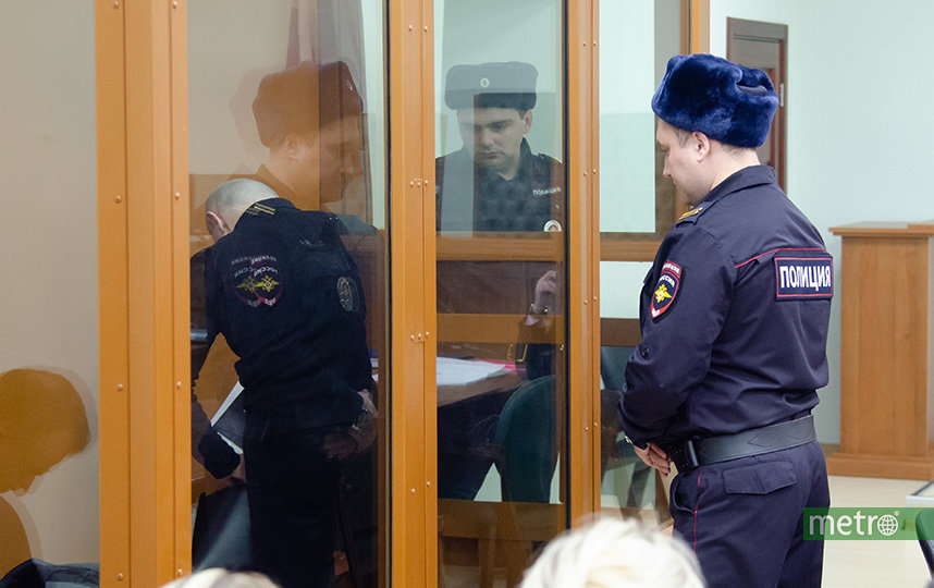 В Новокузнецке осуждённый на 15 лет мужчина напал на конвоира и сбежал из суда