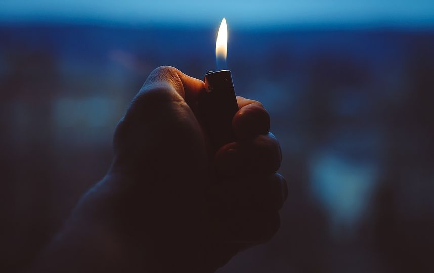 Подожгла её платье подруга, которая играла с зажигалкой. Фото Pixabay