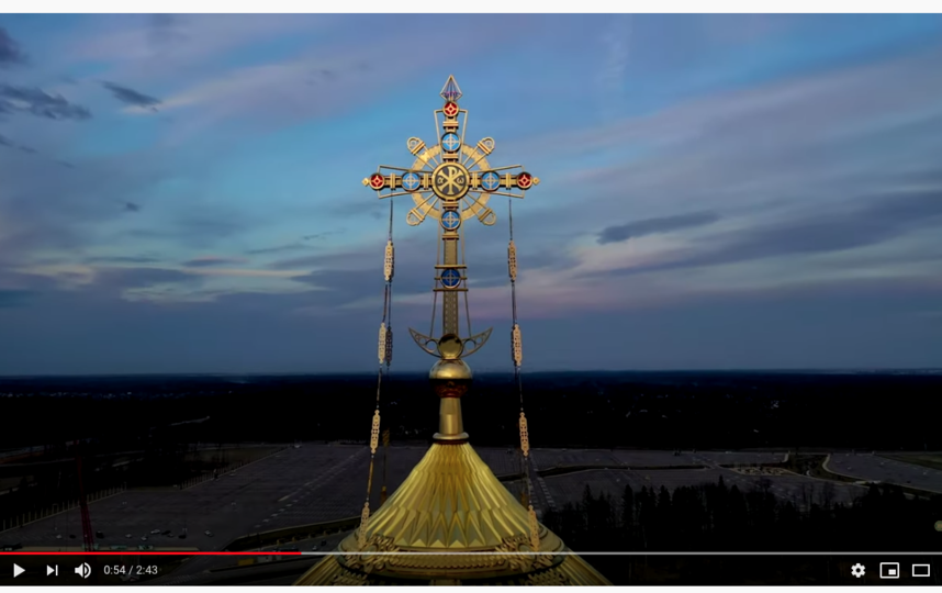 Сейчас в храме Минобороны идут отделочные работы. Фото скриншот Youtube /Фонд Воскресение