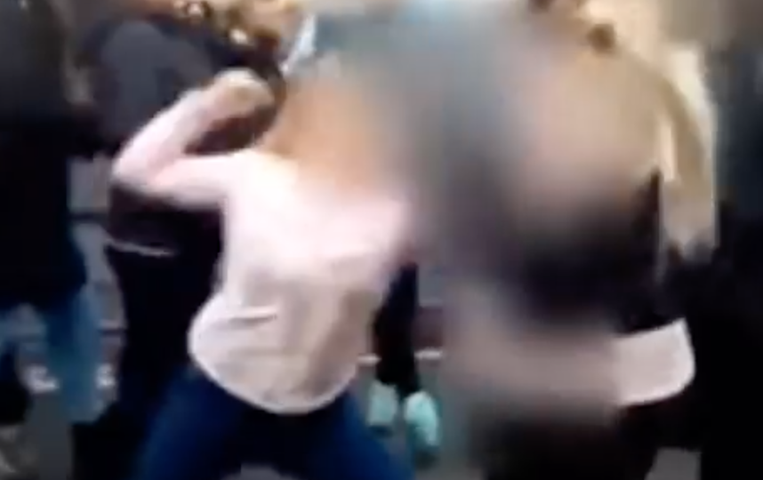 Видео жестокого избиения школьницы из Воткинска попало в Сеть