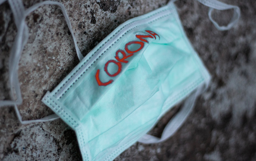 Эксперт рассказал, чем можно заменить медицинскую маску. Фото Getty