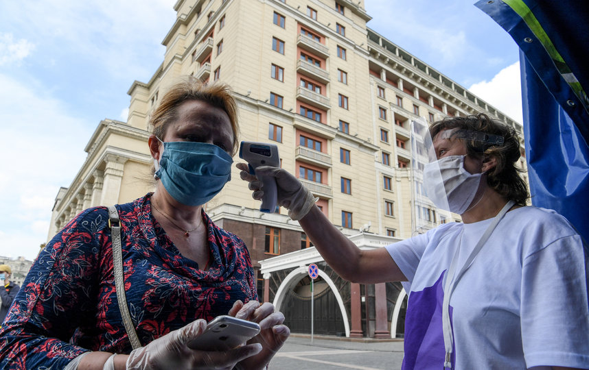 В Москве из-за виурса продолжает действовать масочный режим. Фото AFP