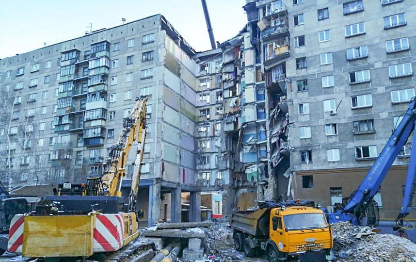 Основная версия обрушения этаже в доме в Магнитогорске – взрыв бытового газа. Фото AFP