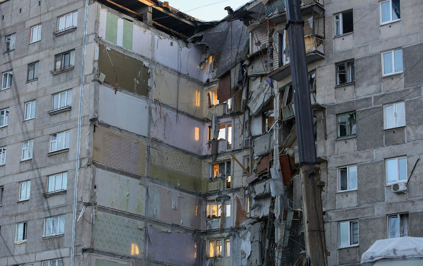 Основная версия обрушения этаже в доме в Магнитогорске – взрыв бытового газа. Фото AFP