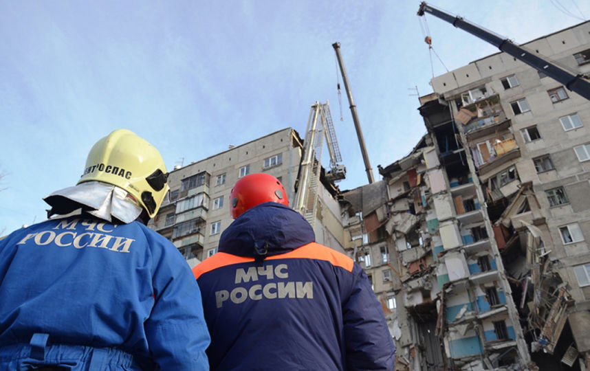 Основная версия обрушения этаже в доме в Магнитогорске – взрыв бытового газа. Фото AFP