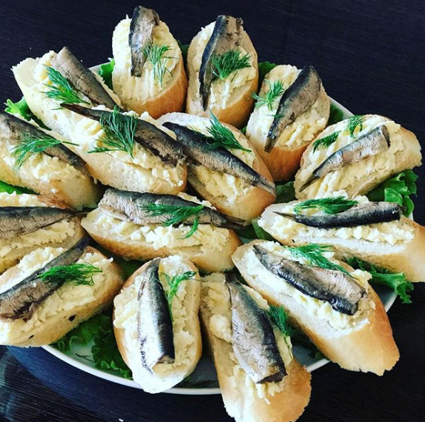 Бутерброды со шпротами. Фото Скриншот Instagram: abdrafigova_guzel