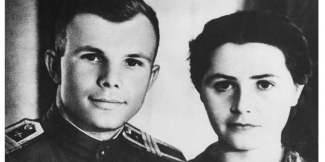 Курсант Гагарин и его супруга Валентина.