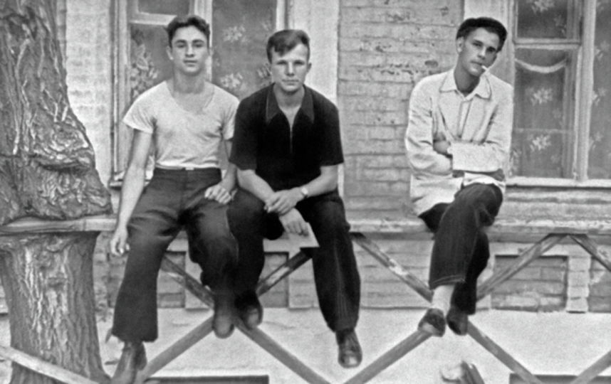 Юрий Гагарин (в центре) - учащийся Саратовского индустриального техникума с друзьями. Фото РИА Новости