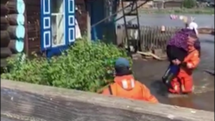 Сотрудники МЧС эвакуируют жительницу подтопленной деревни Шиткино Тайшетского района. Фото РИА Новости